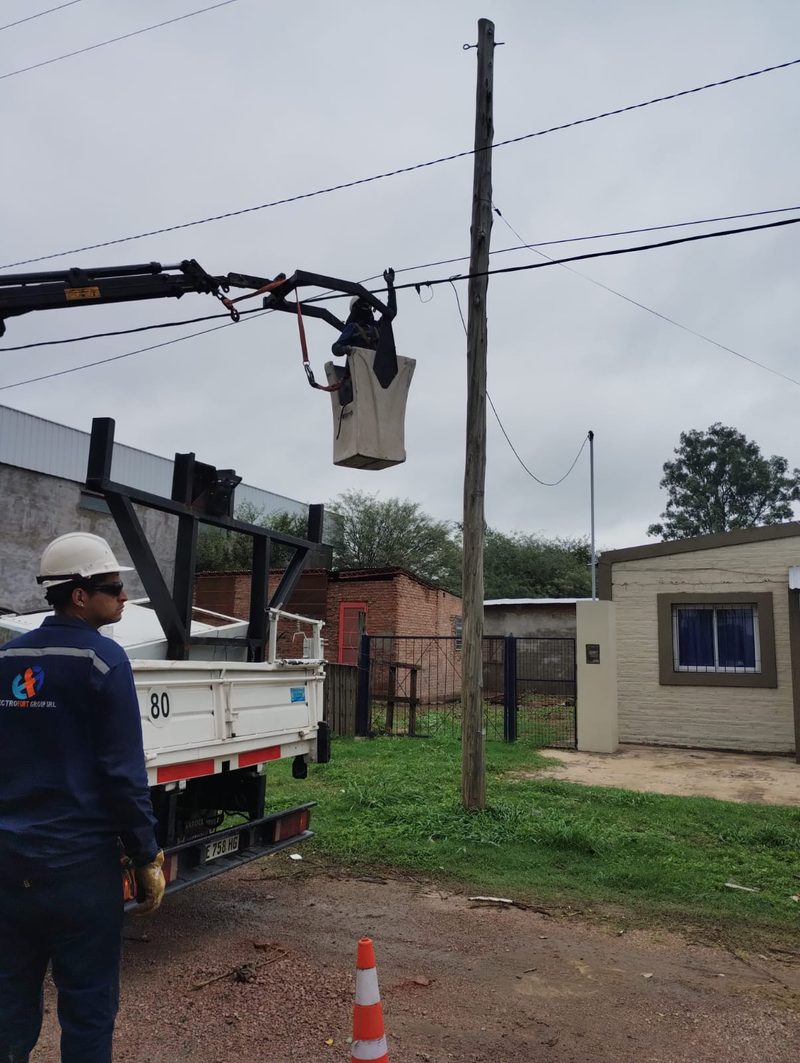 Trabajo en altura sobre poste